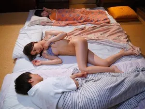 Em học sinh trú mưa với bộ đồng phục ướt đẫm bị gã đàn ông để ý tới