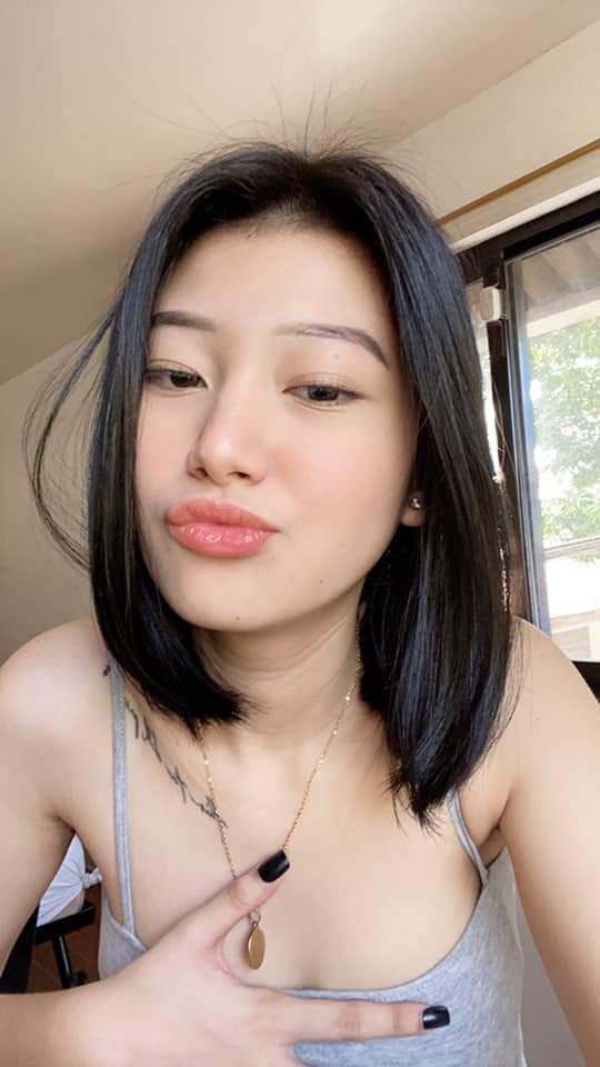 Cô gái dễ thương dễ thương với hai bím tóc nhỏ! Cơ thể nhỏ nhắn khỏa thân thủ dâm! Cô ấy đặt một cái dương vật giả giữa hai chân và đưa nó vào âm đạo. Cô ấy nhấc chân lên và dùng ngón tay ấn vào âm đạo. Cô ấy cọ xát âm hộ của mình bằng một cây bút và la hét, rên rỉ.