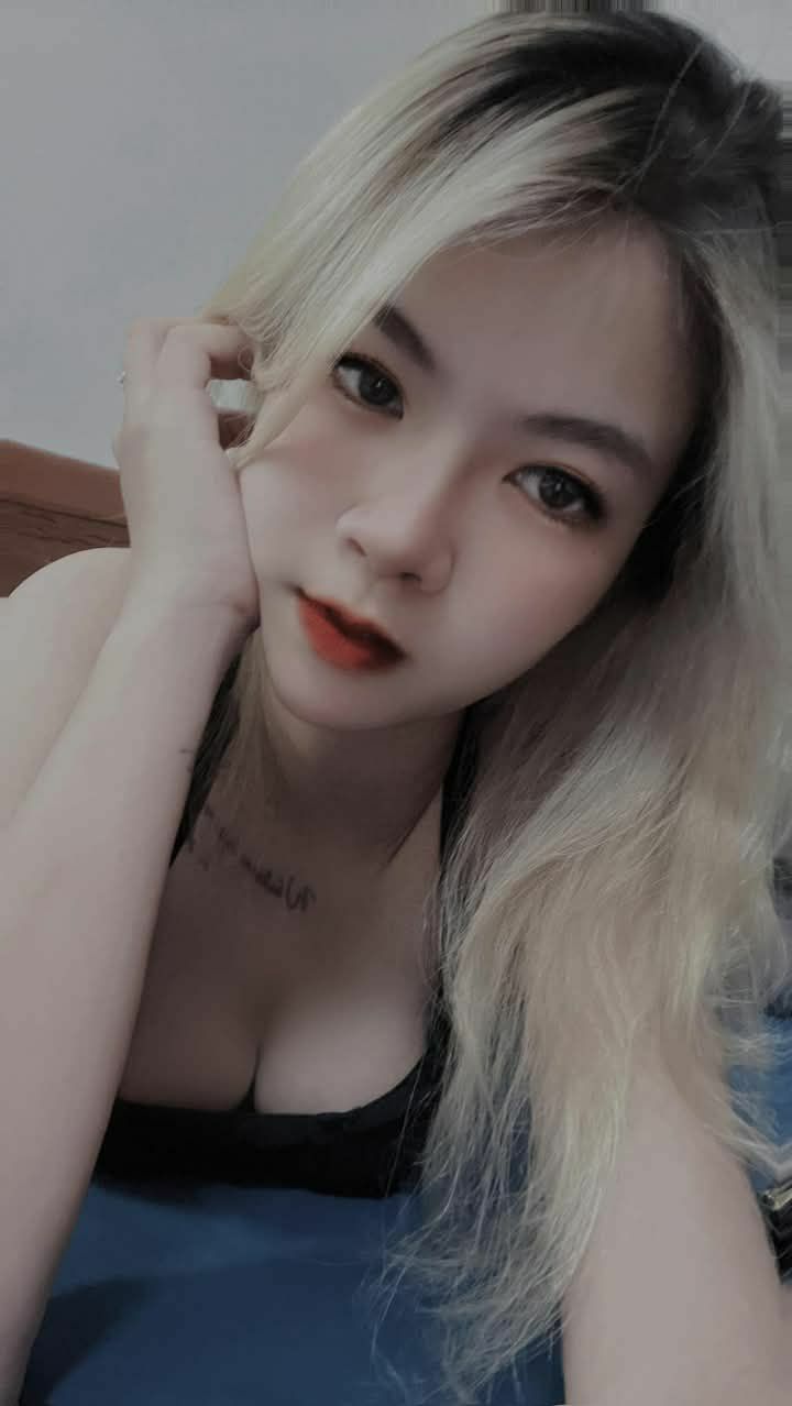 Cô giáo chủ nhiệm đến thăm cậu học trò vắng mặt thì bị bố cậu ta chuốc thuốc